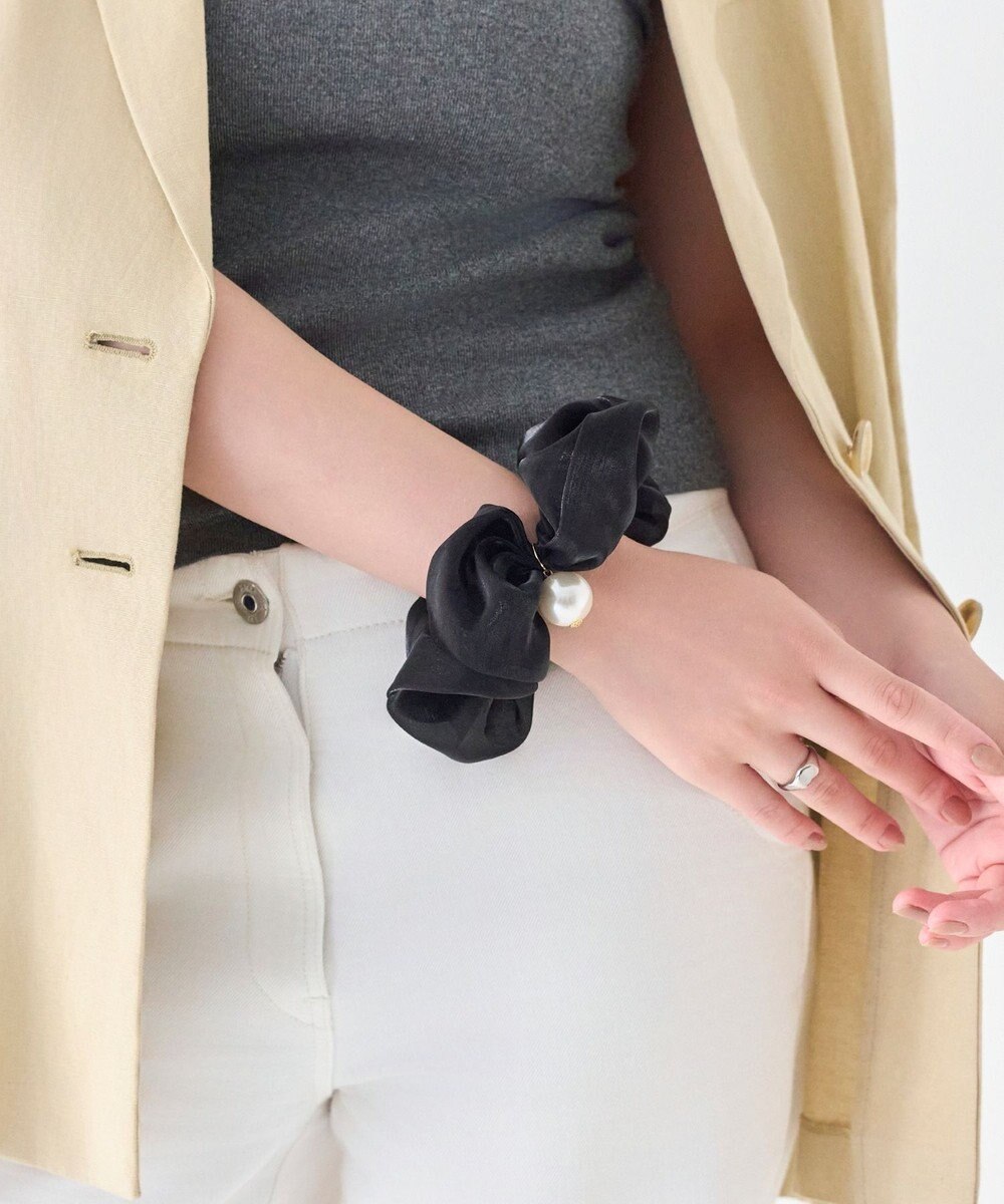 Phoebe ボリューミーシアーシュシュ　ブラック/パール/大ぶり 