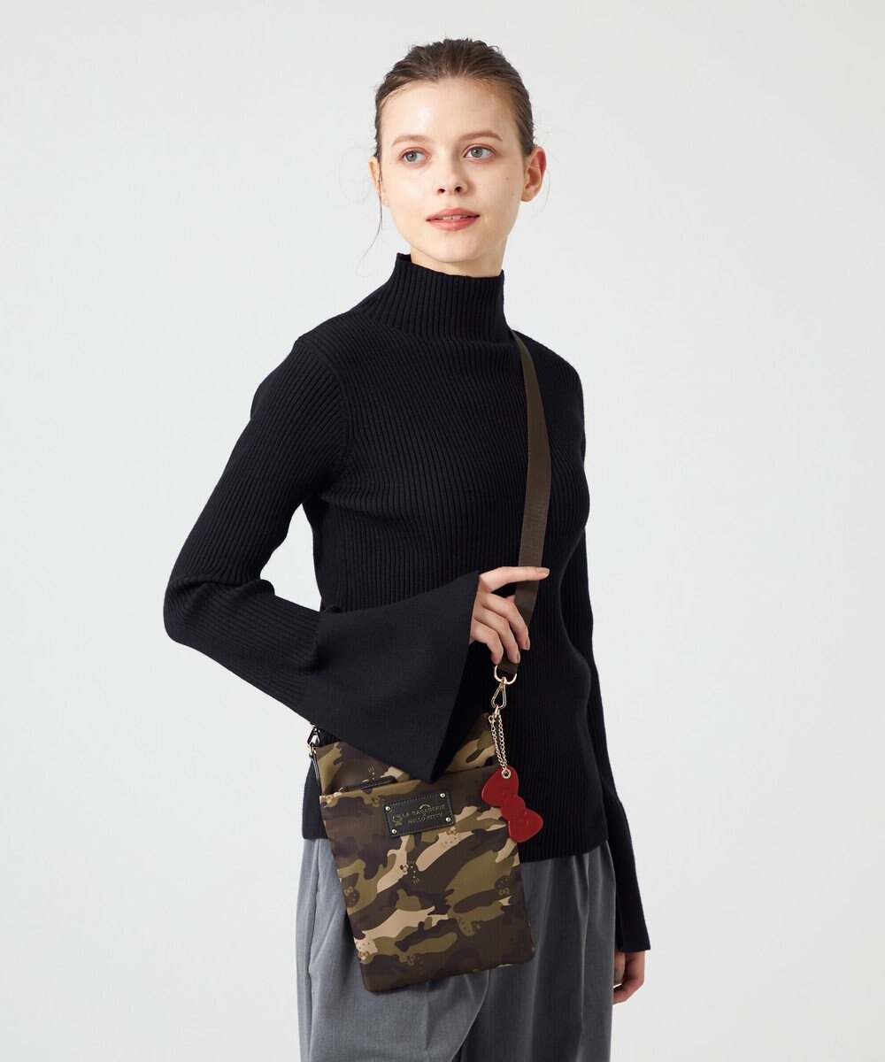 LA BAGAGERIE 【LA BAGAGERIE×HELLO KITTY】リボンチャーム付き　スクエアポシェット 