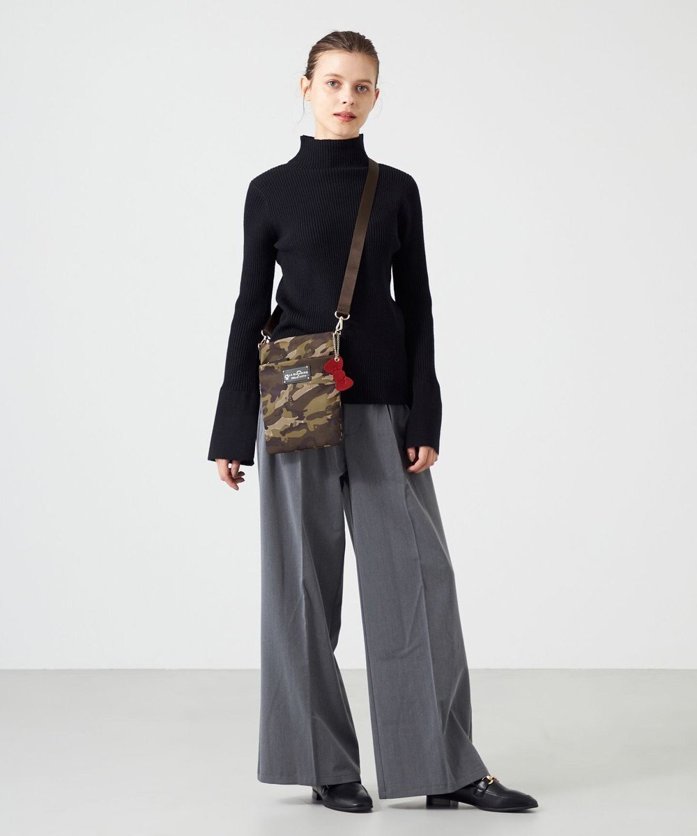 LA BAGAGERIE 【LA BAGAGERIE×HELLO KITTY】リボンチャーム付き　スクエアポシェット 