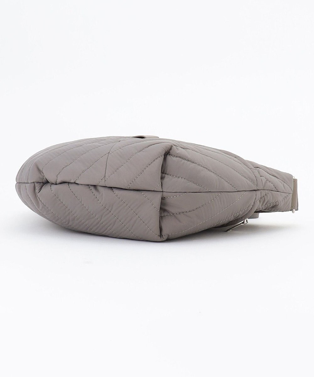 Y'SACCS ナイロンキルティングボディバッグ 