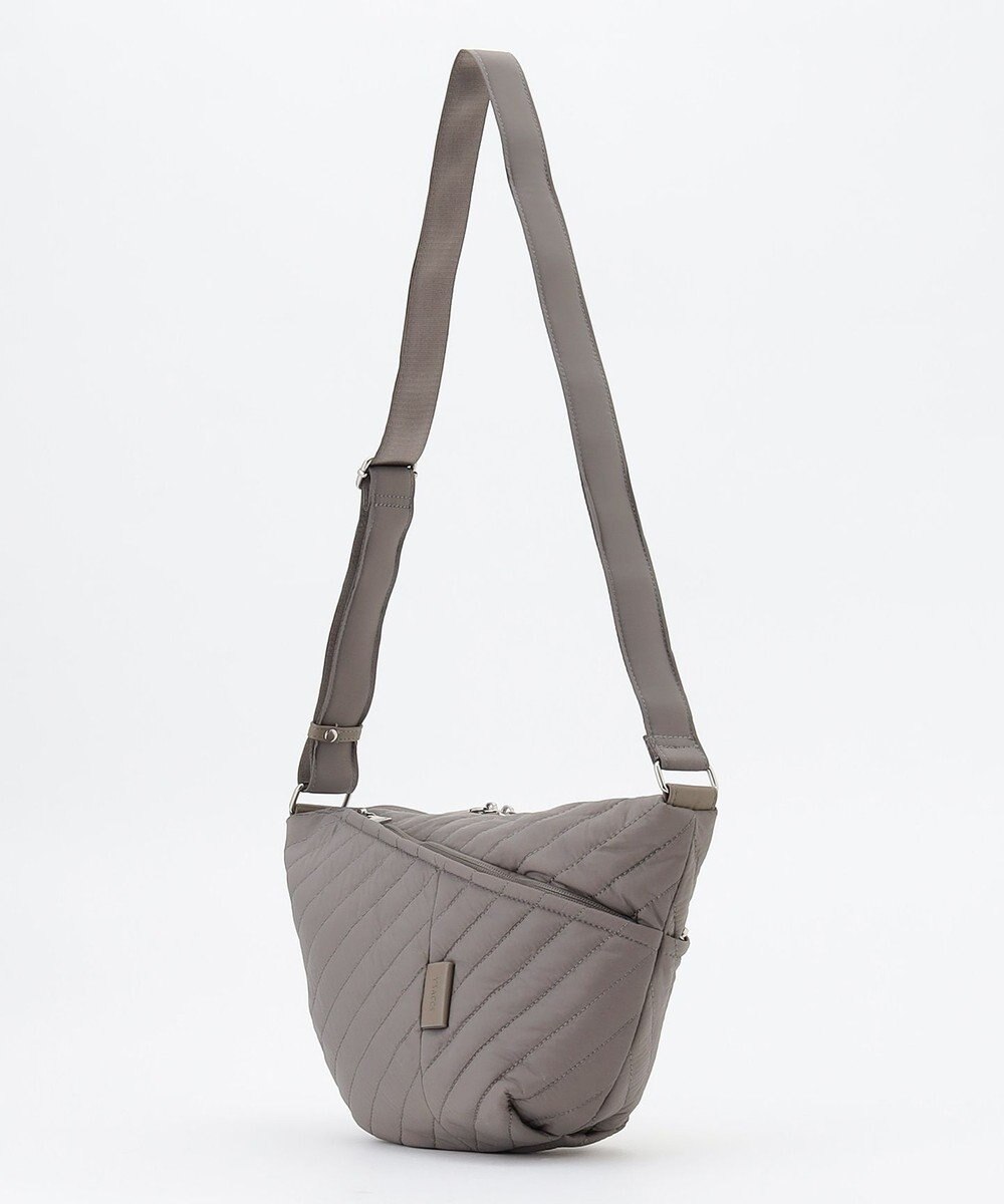 Y'SACCS ナイロンキルティングボディバッグ 