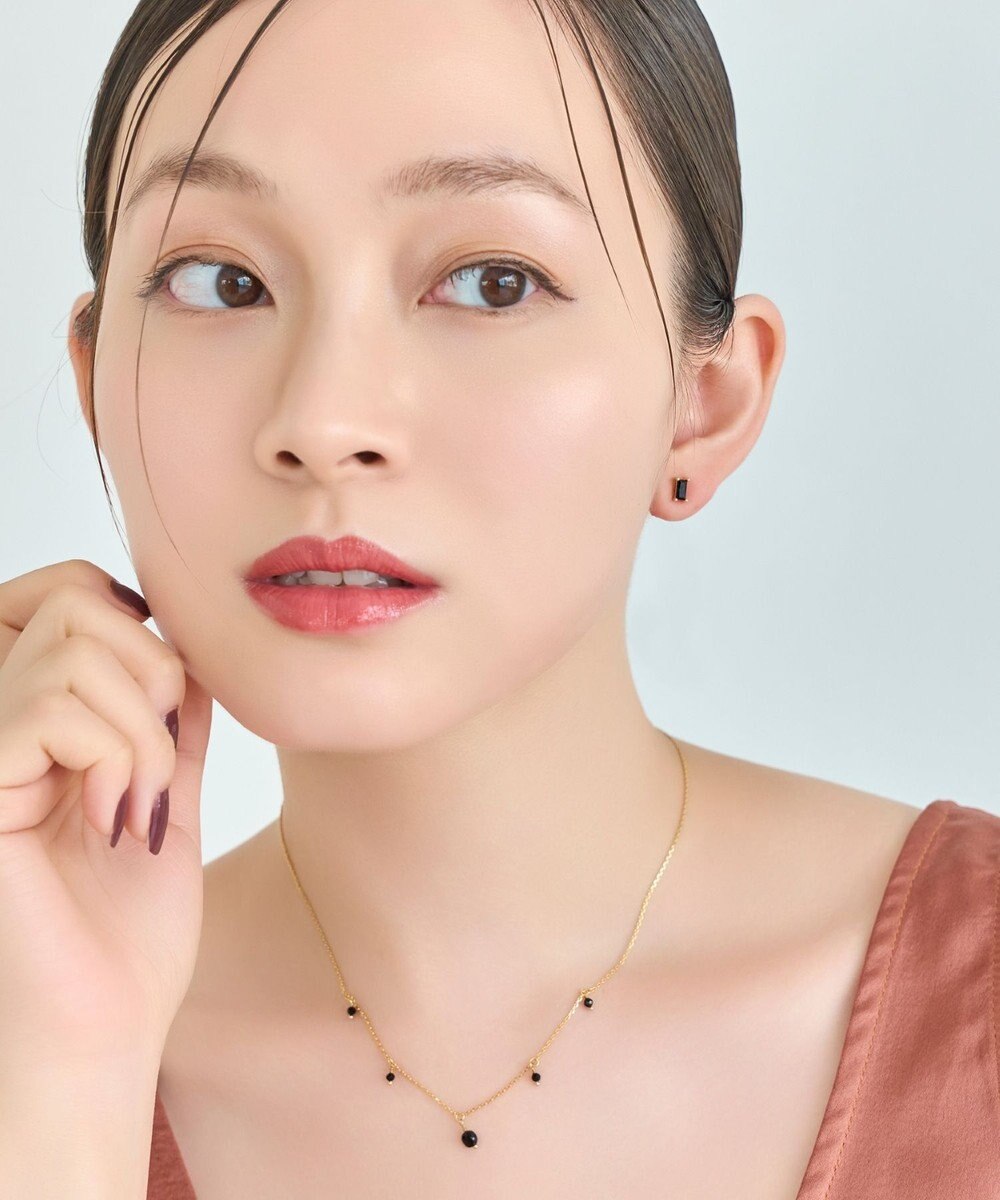 Phoebe シャインフレームレクタングルピアス　ブラック 