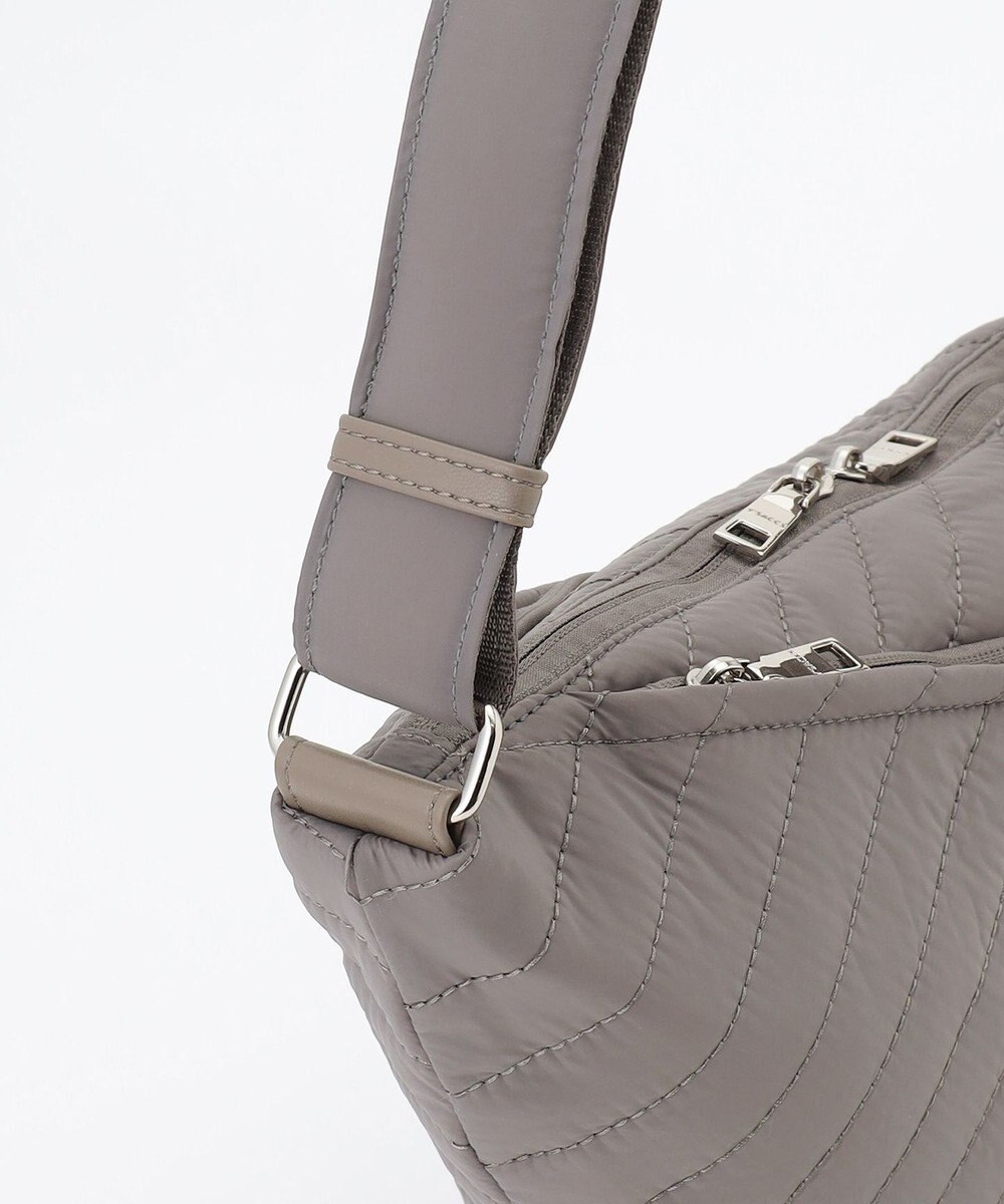 Y'SACCS ナイロンキルティングボディバッグ 