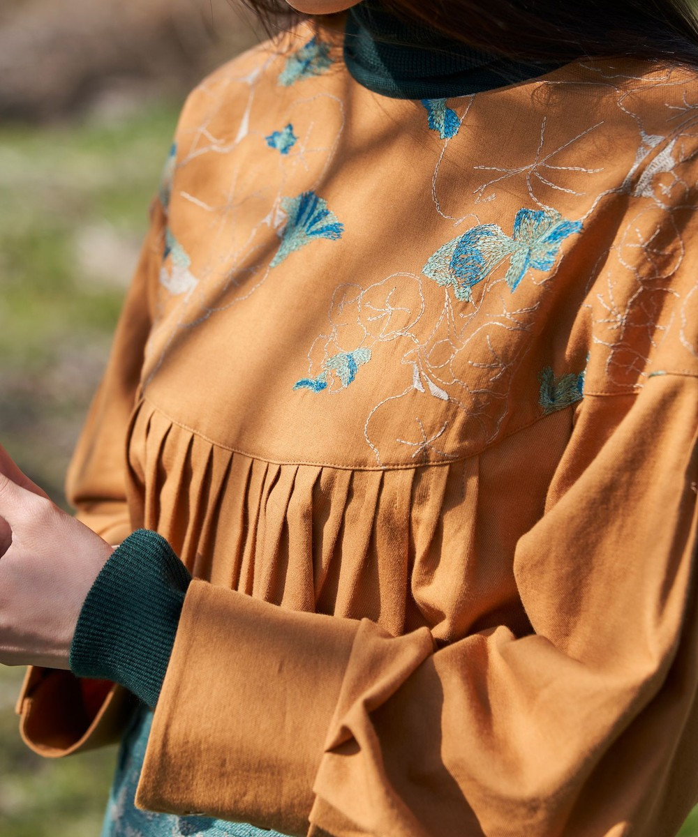 muuc 〈遠州織物の工場で作られた上質なコットンウール生地〉ナスタチュウムの花刺繍 プルオーバーブラウス イエローオレンジ
