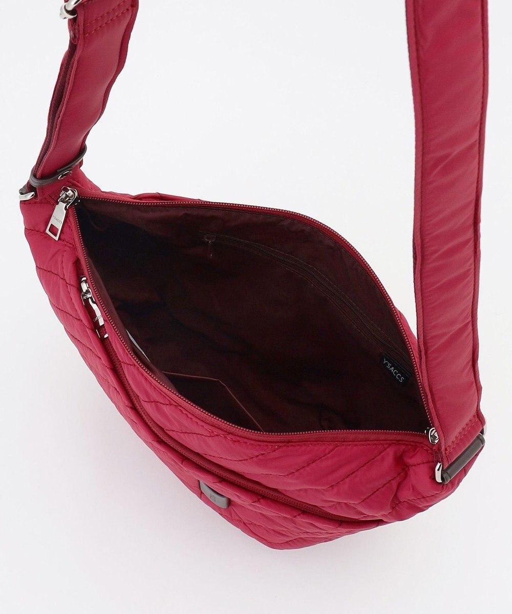 Y'SACCS ナイロンキルティングボディバッグ 