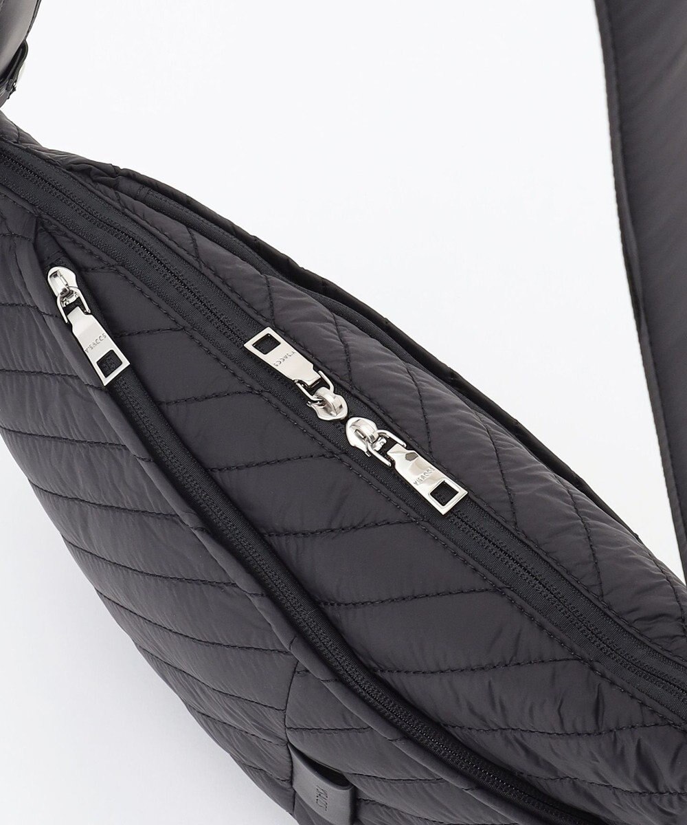 Y'SACCS ナイロンキルティングボディバッグ 