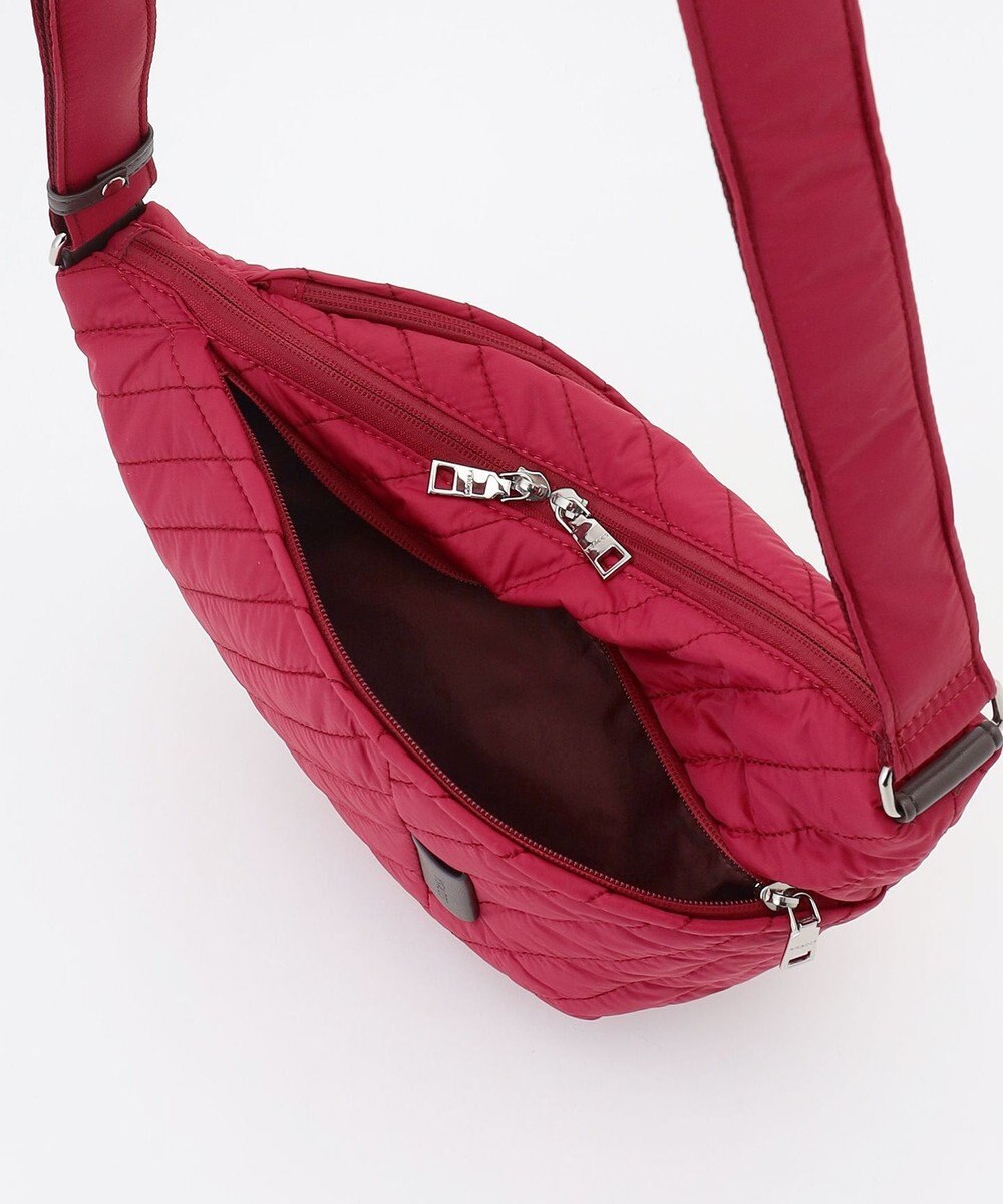 Y'SACCS ナイロンキルティングボディバッグ 