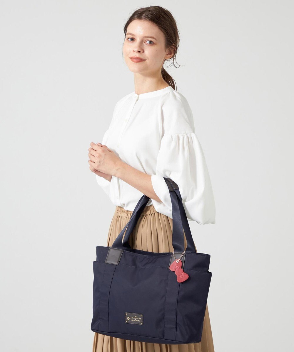 LA BAGAGERIE 【LA BAGAGERIE×HELLO KITTY】リボンチャーム付き　デイリートート　Mサイズ 