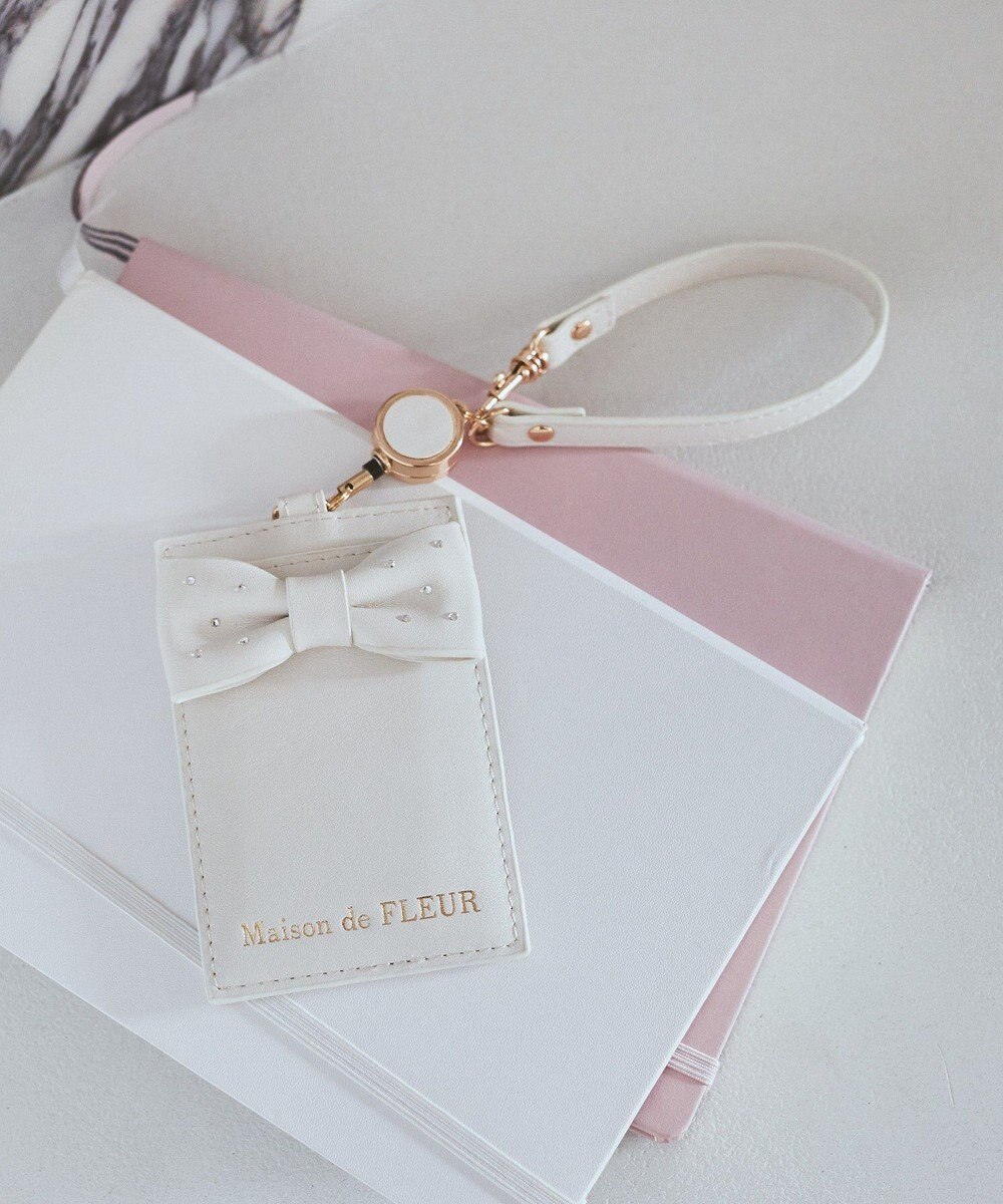 Maison de FLEUR クリアストーンリボンリールパスケース 