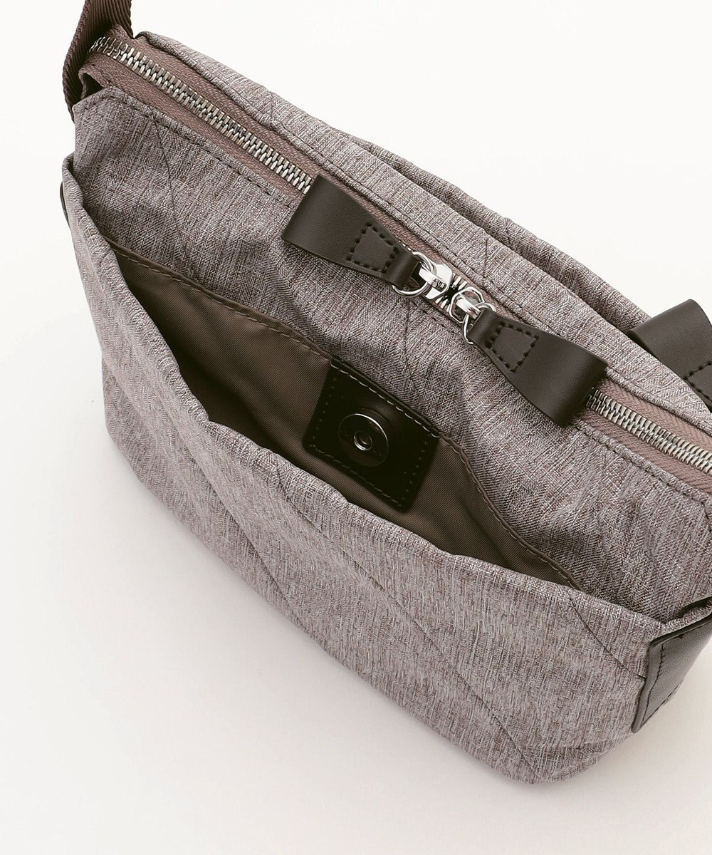 Y'SACCS ストリームラインポシェット 