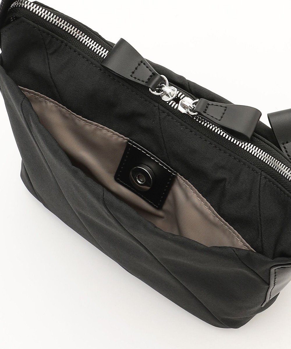 Y'SACCS ストリームラインポシェット 