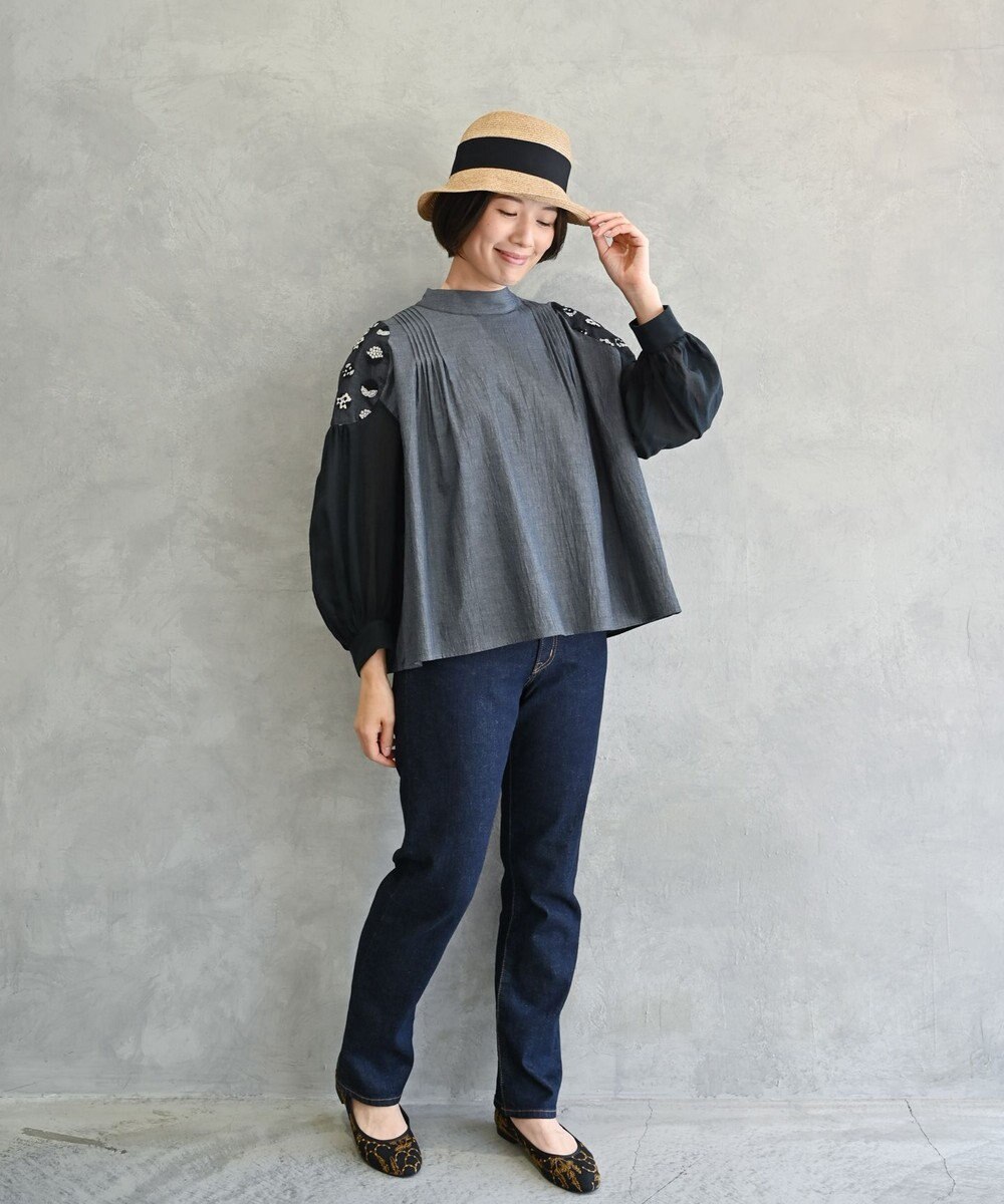 muuc 〈遠州織物の工場で織られた上質なコットン生地〉〈オーガニックコットン〉〈チュール素材に花刺繍〉あじさい小花刺繍ブラウス 