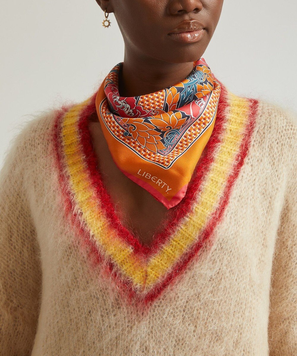 LIBERTY. アルファベット ピューター・ポピー R 45x45 シルク スカーフ 