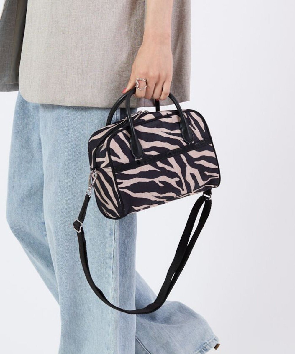 LeSportsac SQUARE TH CROSSBODY/アップタウンラフィアゼブラ/ブラック 