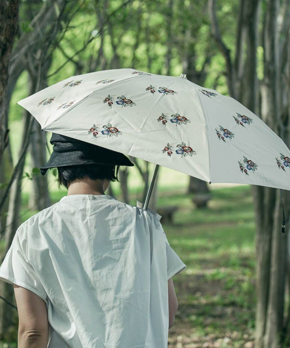 AND WOOL 〈UVカット率99%以上・一級遮光生地・晴雨兼用〉野ばら刺繍の日傘 （折りたたみ傘タイプ） ベージュ