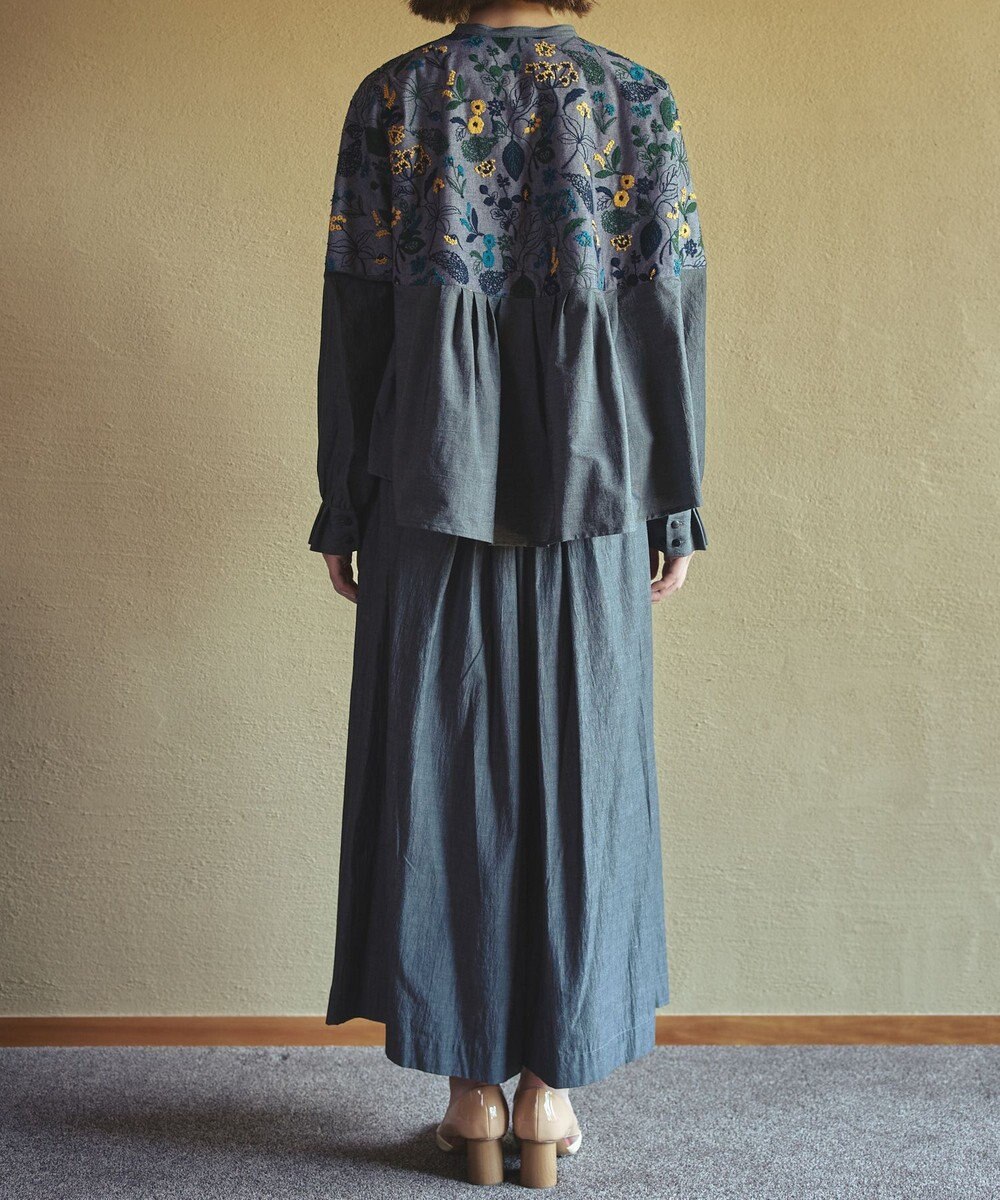 muuc 筆記帳刺繍ヨーク切り替えブラウス〈国産・muucオリジナル総柄刺繍〉〈オーガニック綿〉〈贅沢な刺繍とタック使い〉〈ゆったりリラックス〉〈3シーズン春秋冬〉 