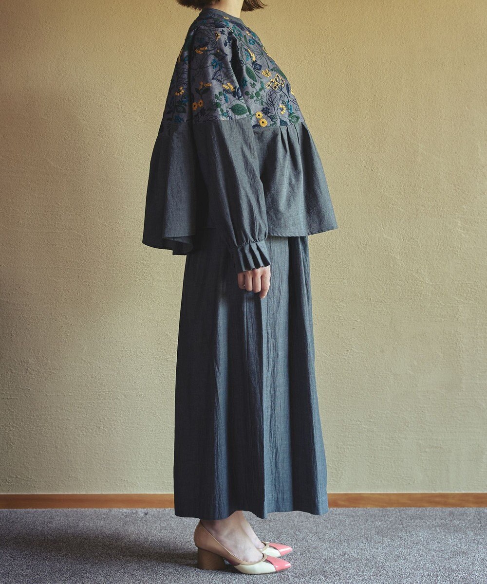 muuc 筆記帳刺繍ヨーク切り替えブラウス〈国産・muucオリジナル総柄刺繍〉〈オーガニック綿〉〈贅沢な刺繍とタック使い〉〈ゆったりリラックス〉〈3シーズン春秋冬〉 