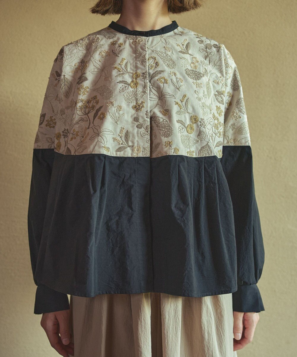 muuc 筆記帳刺繍ヨーク切り替えブラウス〈国産・muucオリジナル総柄刺繍〉〈オーガニック綿〉〈贅沢な刺繍とタック使い〉〈ゆったりリラックス〉〈3シーズン春秋冬〉 