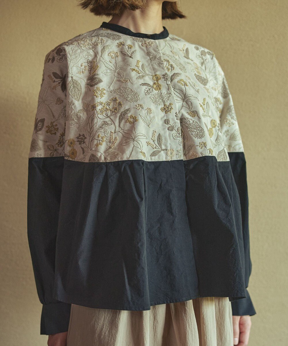 muuc 筆記帳刺繍ヨーク切り替えブラウス〈国産・muucオリジナル総柄刺繍〉〈オーガニック綿〉〈贅沢な刺繍とタック使い〉〈ゆったりリラックス〉〈3シーズン春秋冬〉 