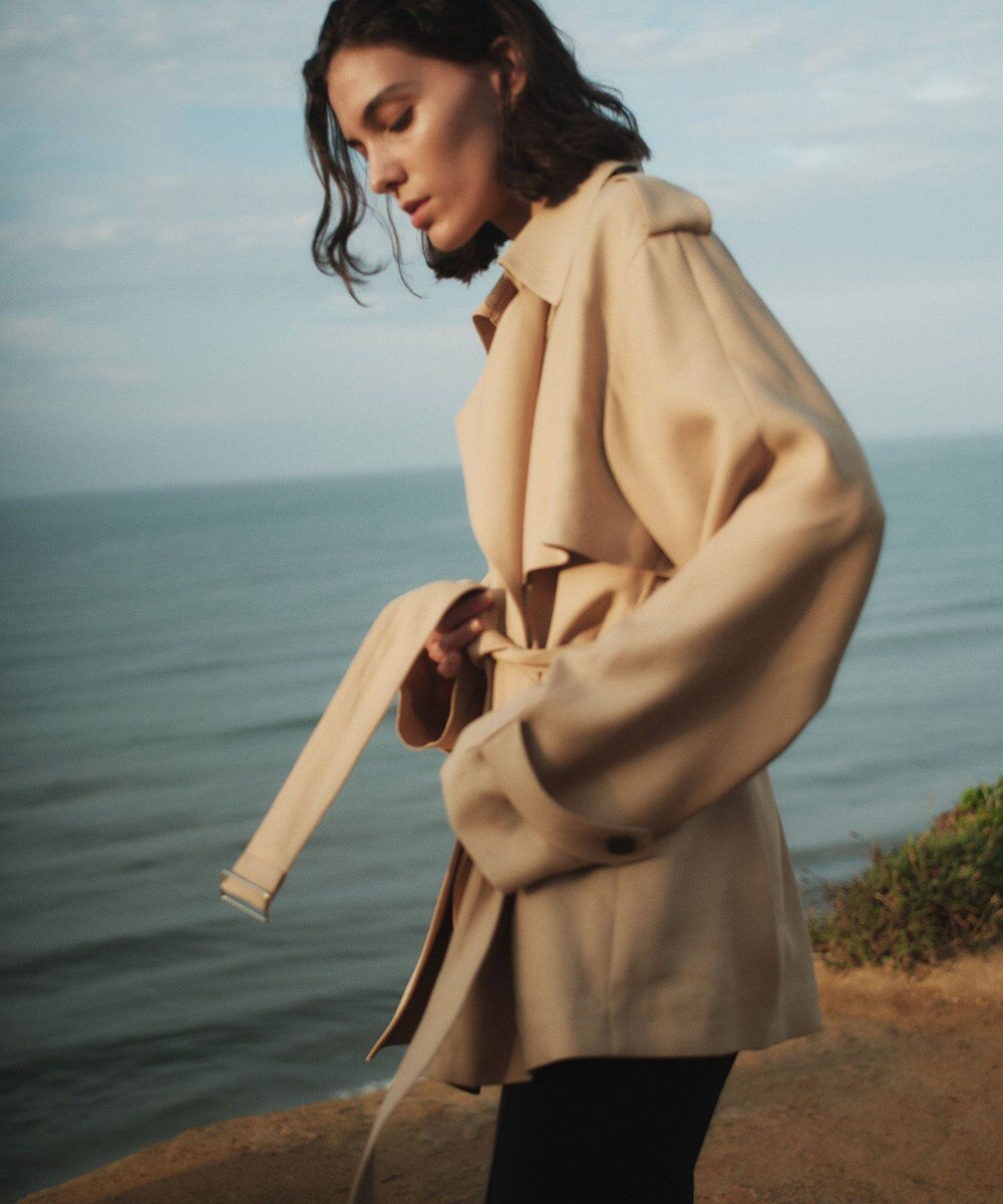 BEIGE， VESZELYITE / ラップショートトレンチコート 