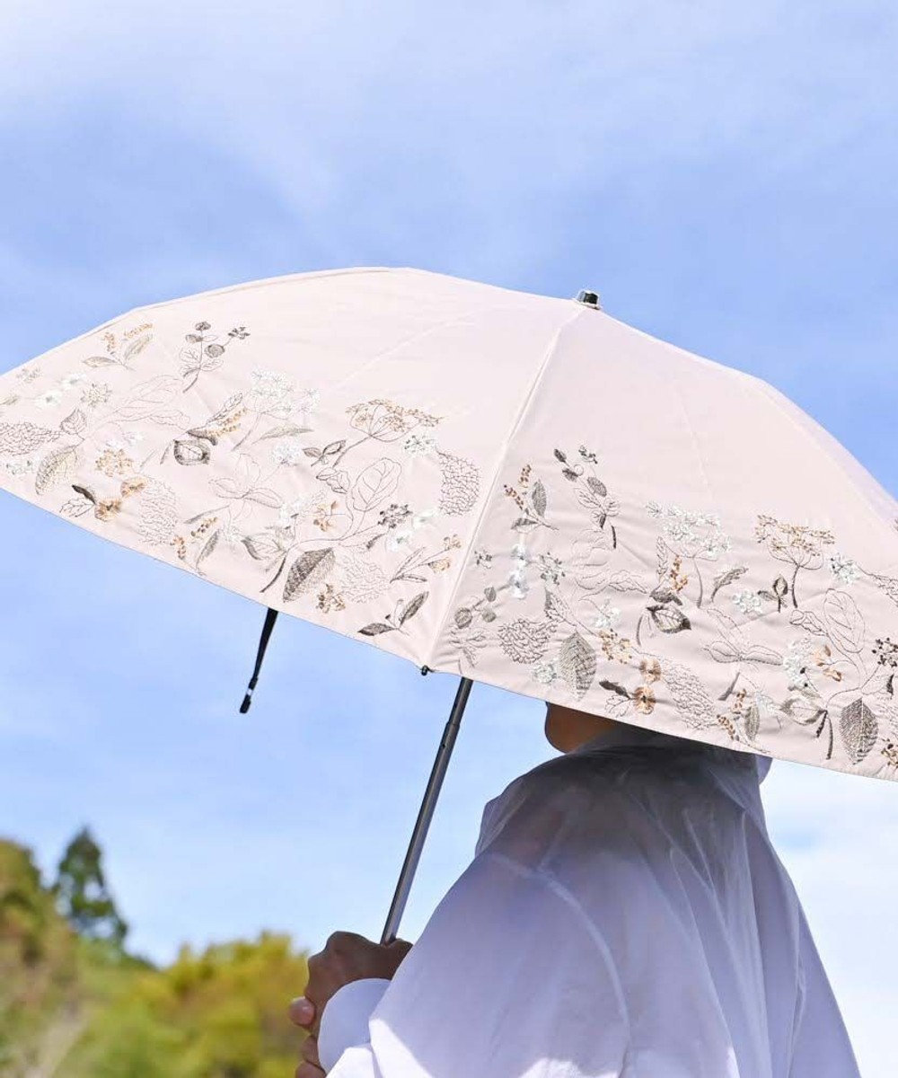 AND WOOL 〈UVカット率99%以上・一級遮光生地・晴雨兼用〉窓辺の花刺繍の日傘 （折りたたみ傘タイプ） ベージュ