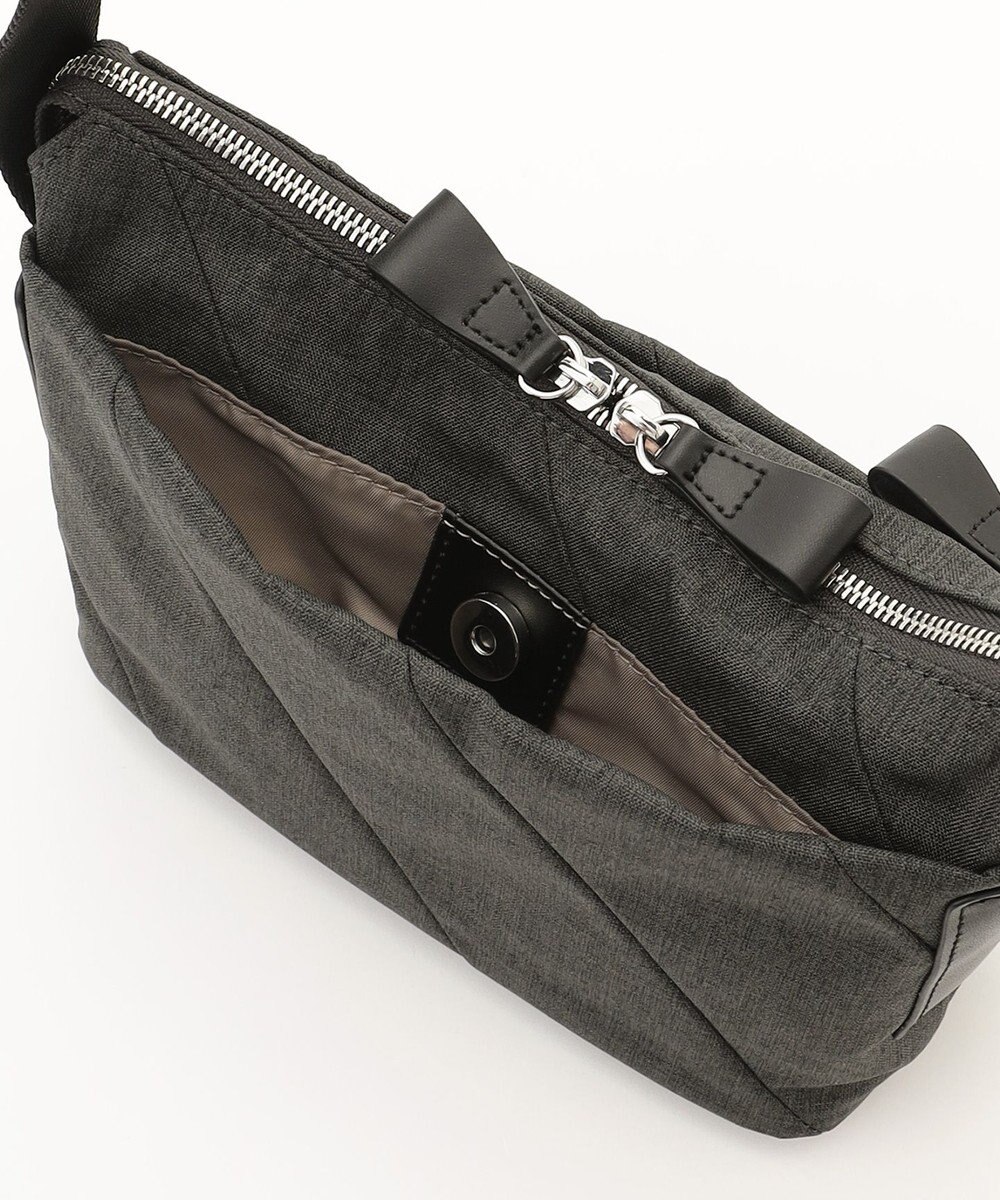 Y'SACCS ストリームラインポシェット 