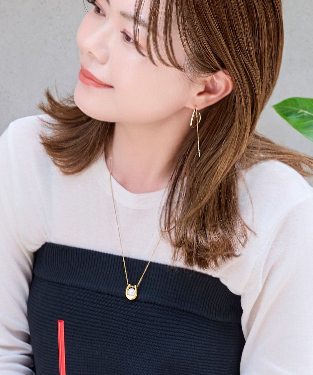 Phoebe 〈金属アレルギー対応〉メタリックパールホースシューネックレス　ゴールド　ステンレス/馬蹄/蹄鉄/ラッキーモチーフ/ギフト/プレゼント/大ぶり 