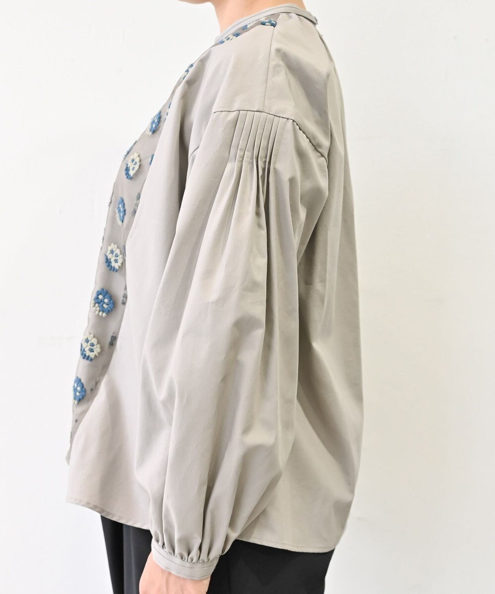 muuc 〈遠州織物の工場で織られた上質なコットン生地〉あじさい小花柄刺繍切り替え ボリューム袖 プルオーバーブラウス 