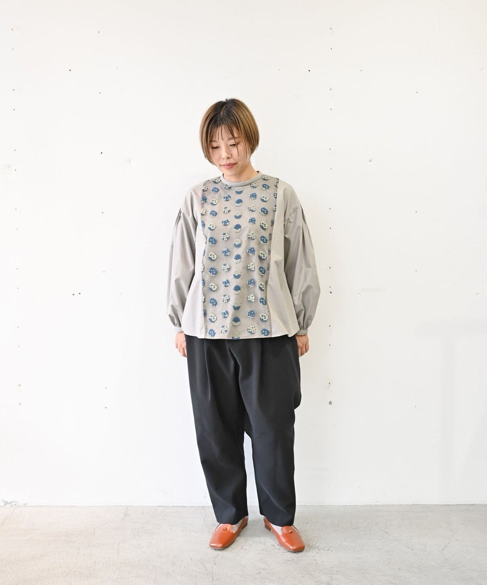 muuc 〈遠州織物の工場で織られた上質なコットン生地〉あじさい小花柄刺繍切り替え ボリューム袖 プルオーバーブラウス 