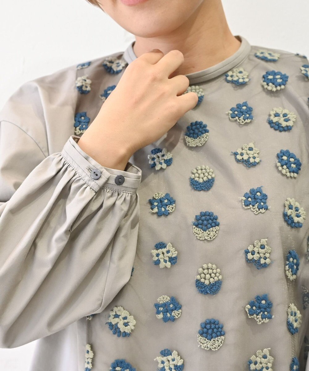 muuc 〈遠州織物の工場で織られた上質なコットン生地〉あじさい小花柄刺繍切り替え ボリューム袖 プルオーバーブラウス 