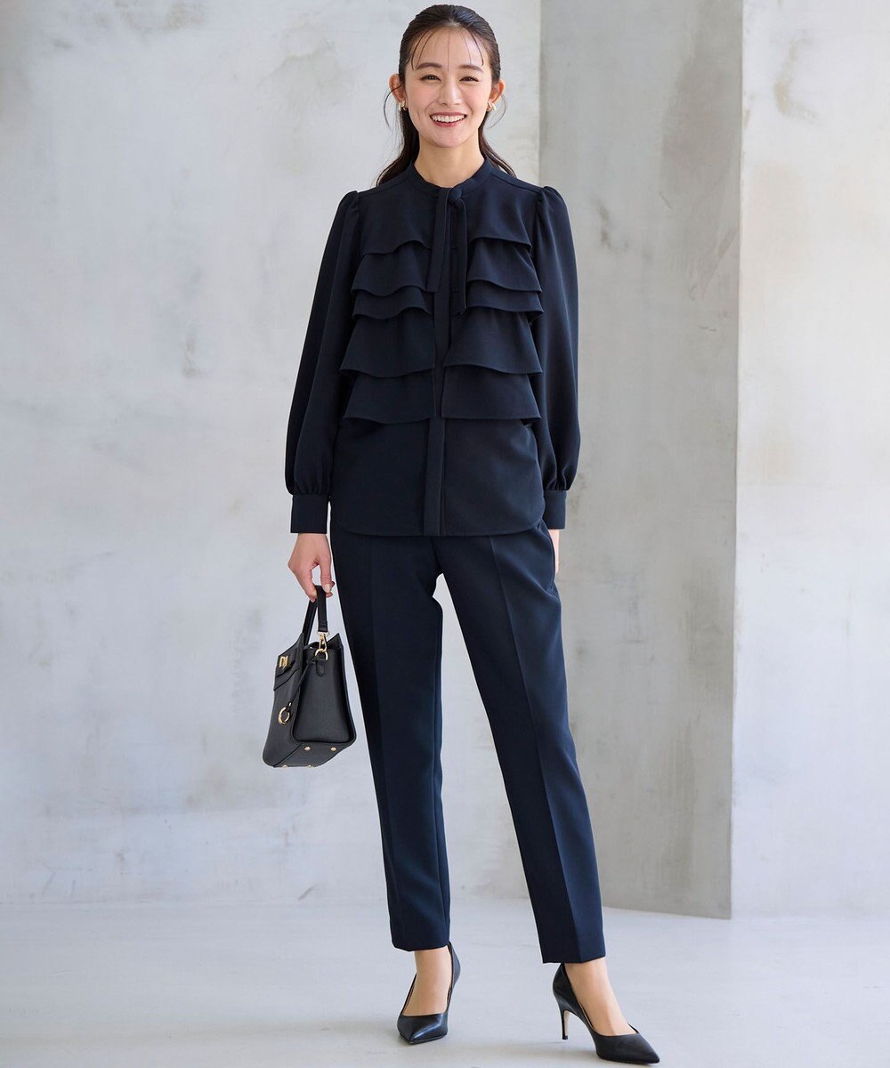 組曲 L 【KUMIKYOKU NAVY】コンフォータブルドレープ フリルテーパードパンツ 