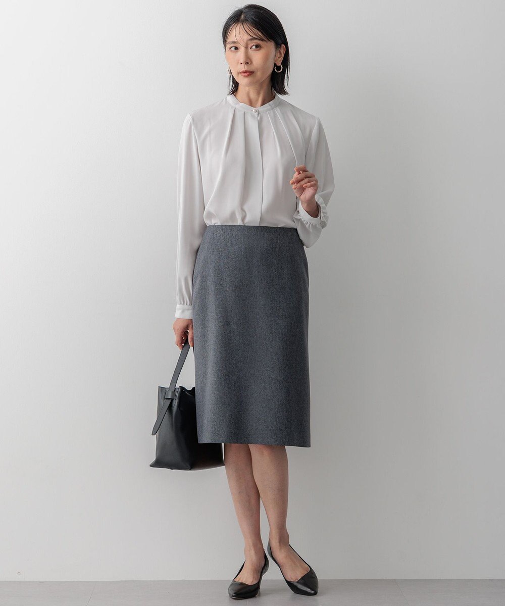 23区 【吸水速乾/UVケア/防シワ性】バックサテンアムンゼン パール釦 タック ブラウス 