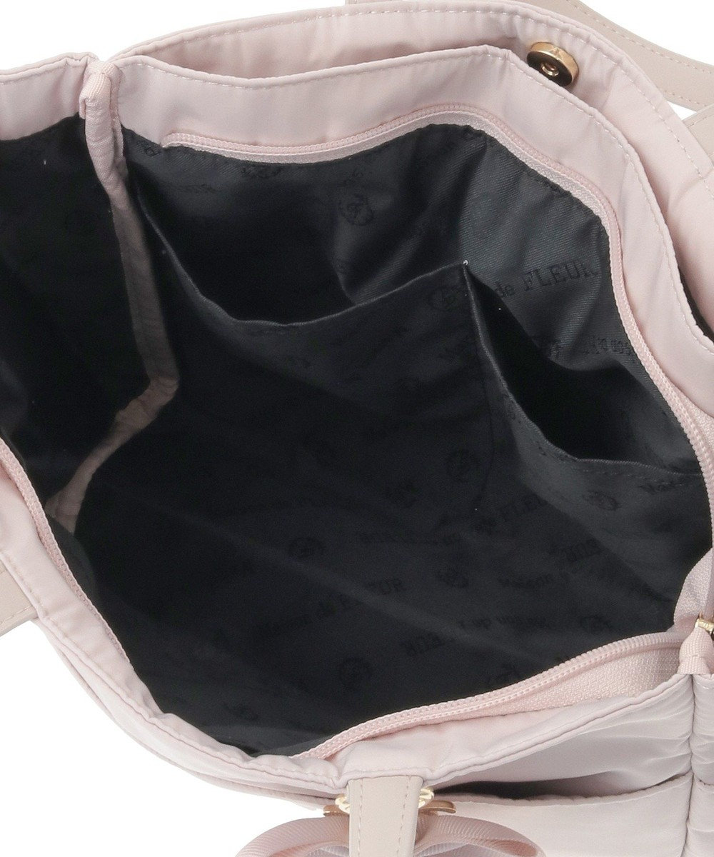 Maison de FLEUR 撥水加工リボンチャームマルチポケットトートS 