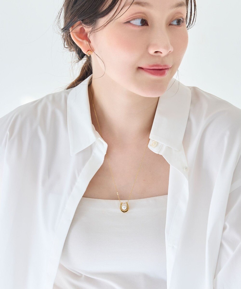 Phoebe 〈金属アレルギー対応〉メタリックパールホースシューネックレス　ゴールド　ステンレス/馬蹄/蹄鉄/ラッキーモチーフ/ギフト/プレゼント/大ぶり 