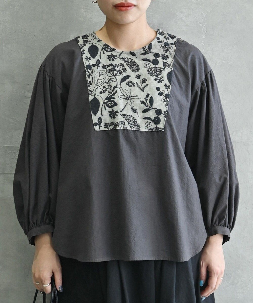 muuc 〈心地よいコットン・シアサッカー生地〉筆記帳刺繍ノーカラー左肩開きブラウス 