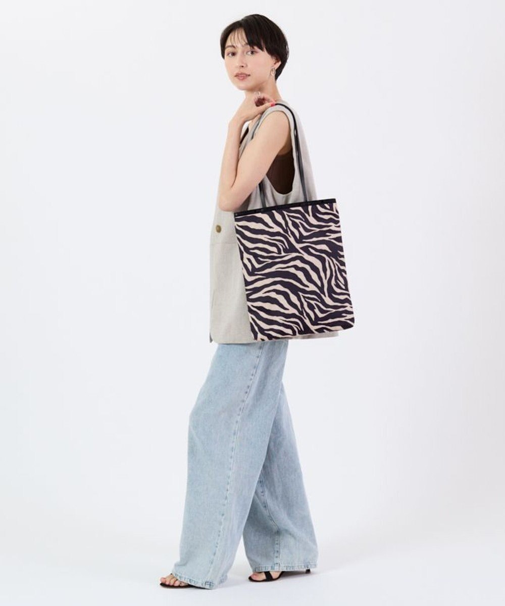 LeSportsac VERTICAL CITY TOTE/アップタウンラフィアゼブラ/ブラック 