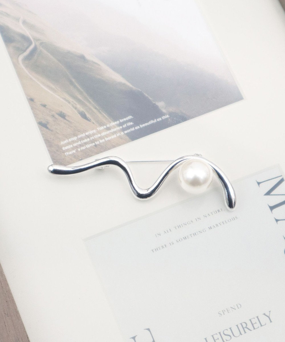 Tiaclasse パール付きニュアンスウェーブブローチ 