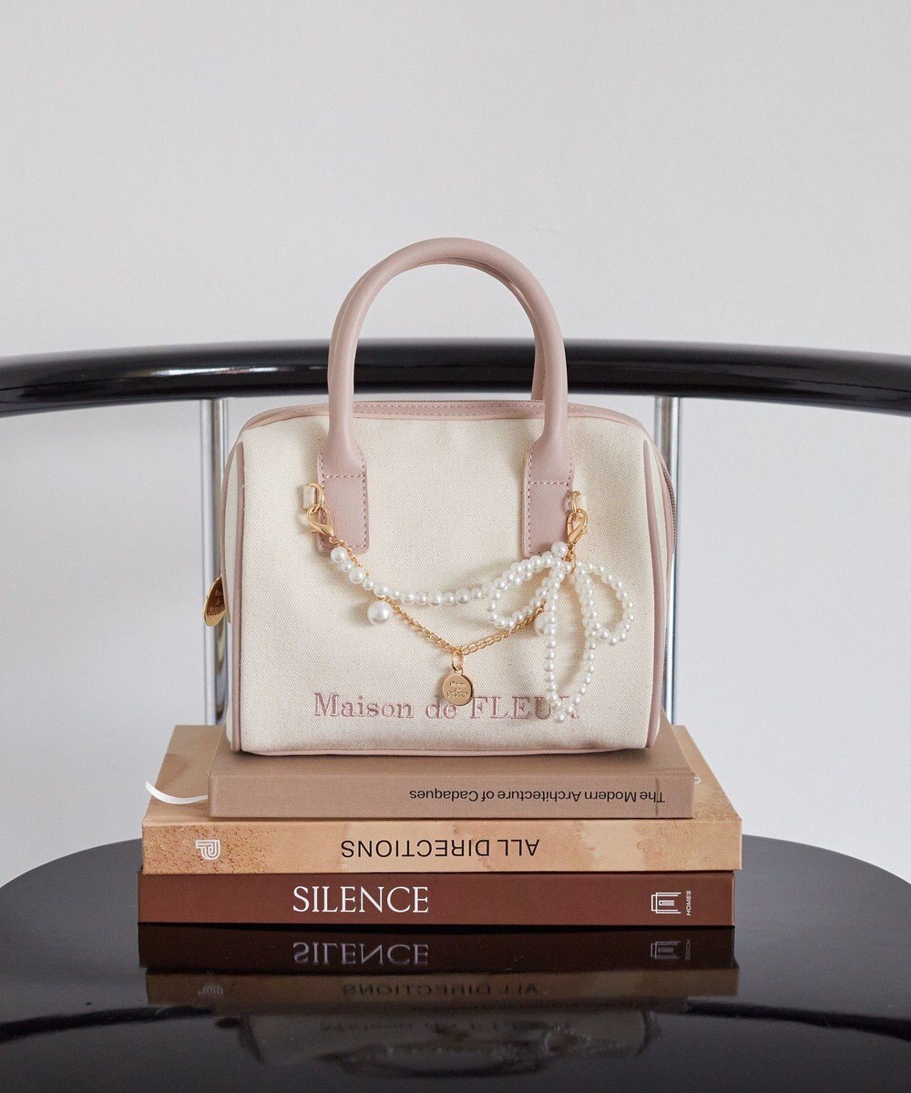 Maison de FLEUR チャーム付きキャンバスボストンバッグ 