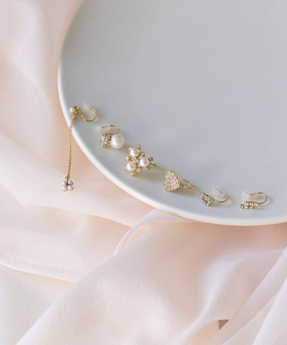 Phoebe 〈痛くないシリーズ/金属アレルギー対応〉タイニーフラワーロングライトフィットイヤリング　チェーン/小粒パール/揺れるイヤリング 