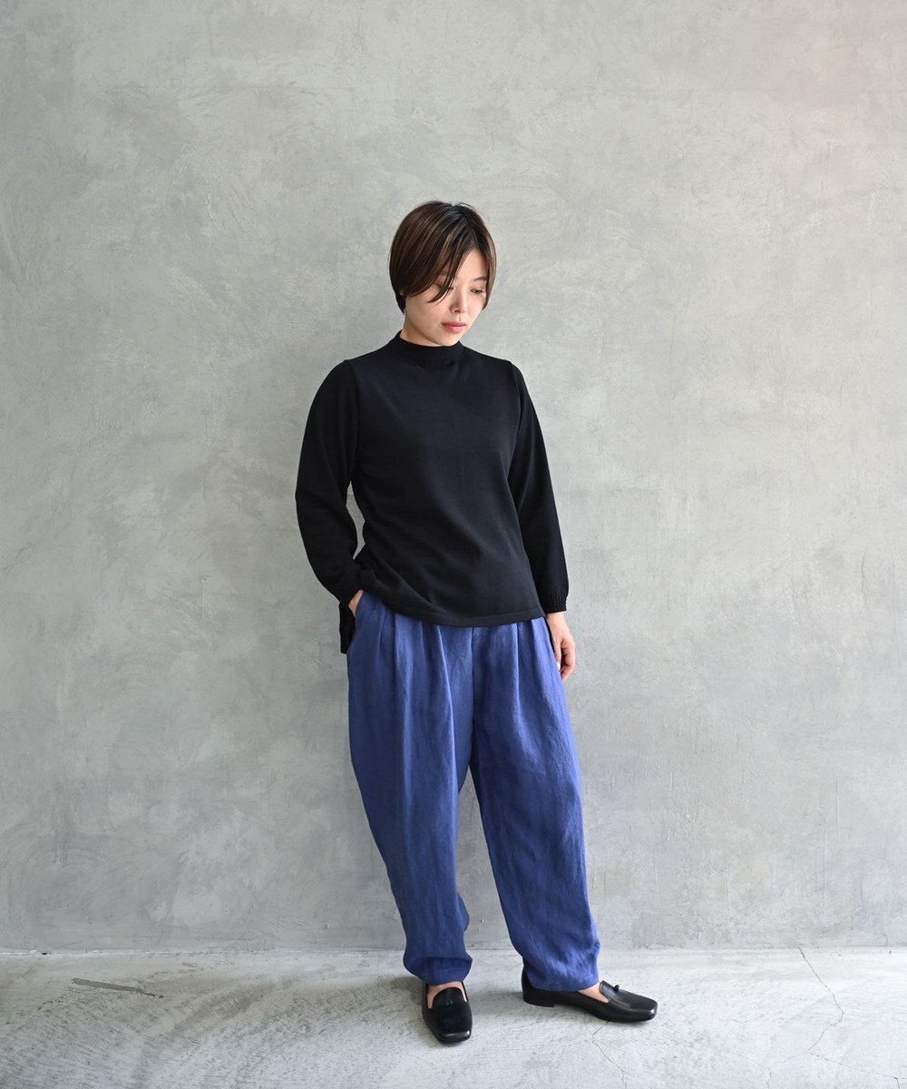 muuc 〈コットン100％強撚糸〉〈通気性が高いドライタッチな素材〉袖口ケーブル模様編み フレアーシルエット後ろプリーツ ハイネックプルオーバー 