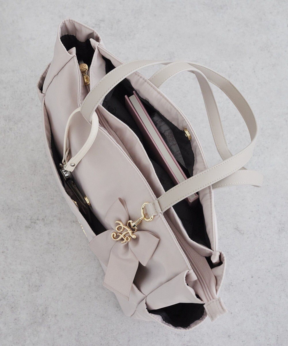 Maison de FLEUR 撥水加工リボンチャームマルチポケットトートM 