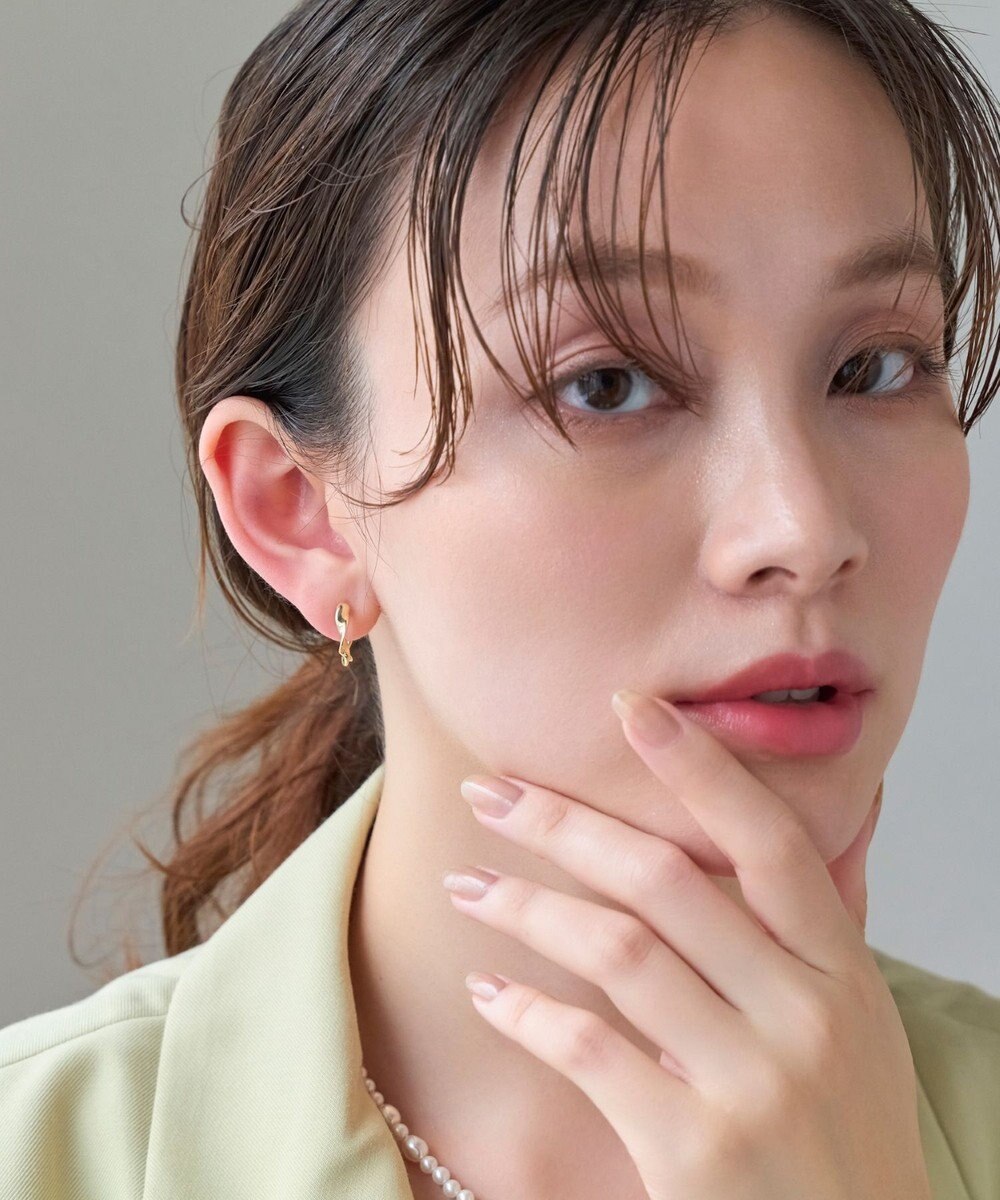 Phoebe 【金属アレルギー対応】【痛くないシリーズ】モーションメタルクリスタルループフィットイヤリング　ゴールド 