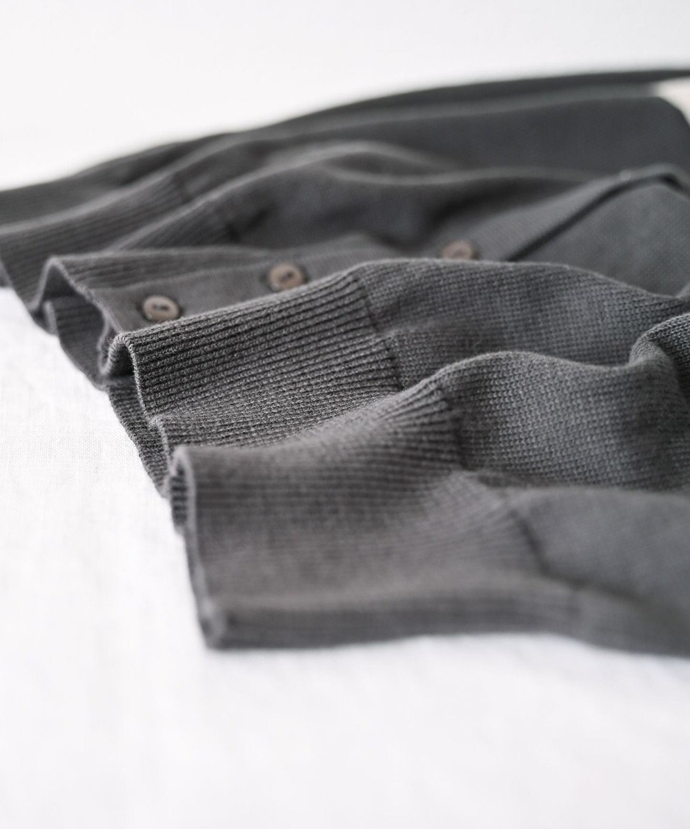 muuc 〈細番手の高級綿糸コットンコーマ糸〉〈洗練された繊維だけを残した滑らかな肌触り〉スミレ押し花刺繍のカーディガン 