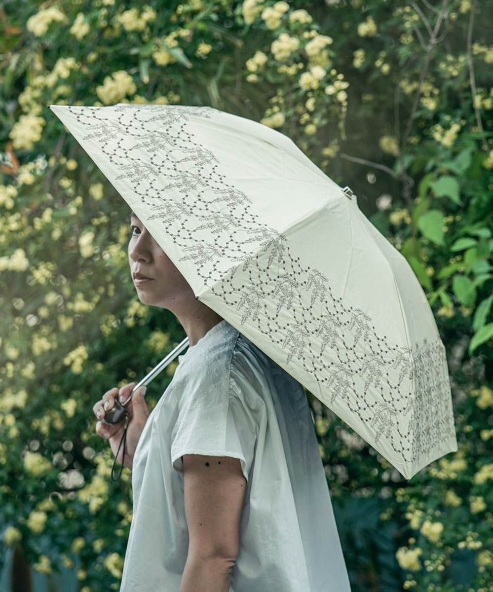 AND WOOL 〈UVカット率99%以上・一級遮光生地・晴雨兼用〉イラカ刺繍の日傘 （折りたたみ傘タイプ） ベージュ