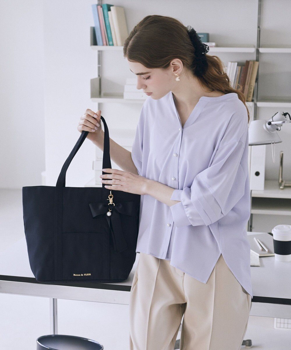 Maison de FLEUR リボンチャーム付きマルチポケットトートバッグ 