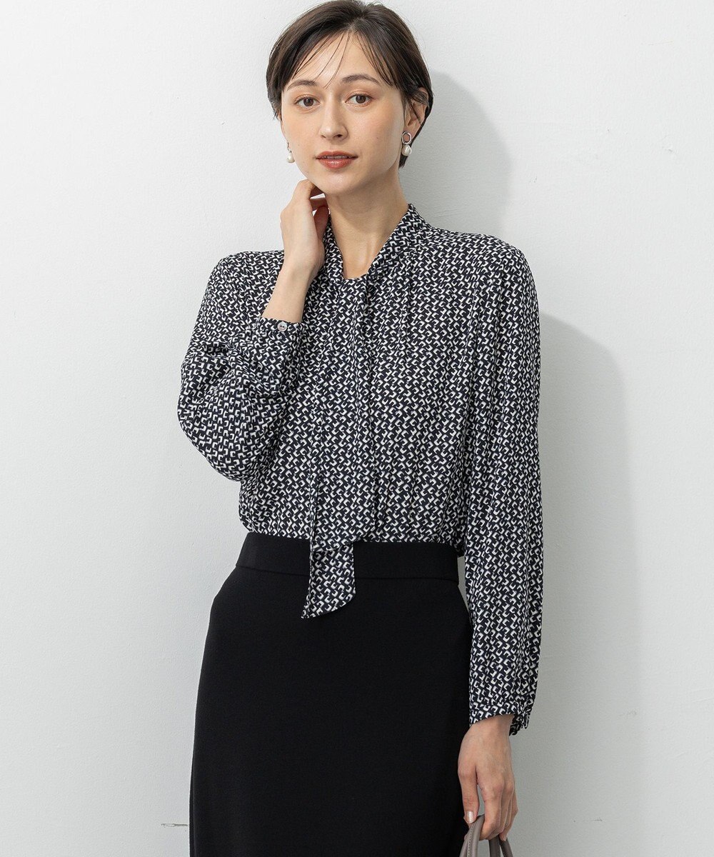 23区 【洗える】モダンジオメトリックプリント ブラウス 
