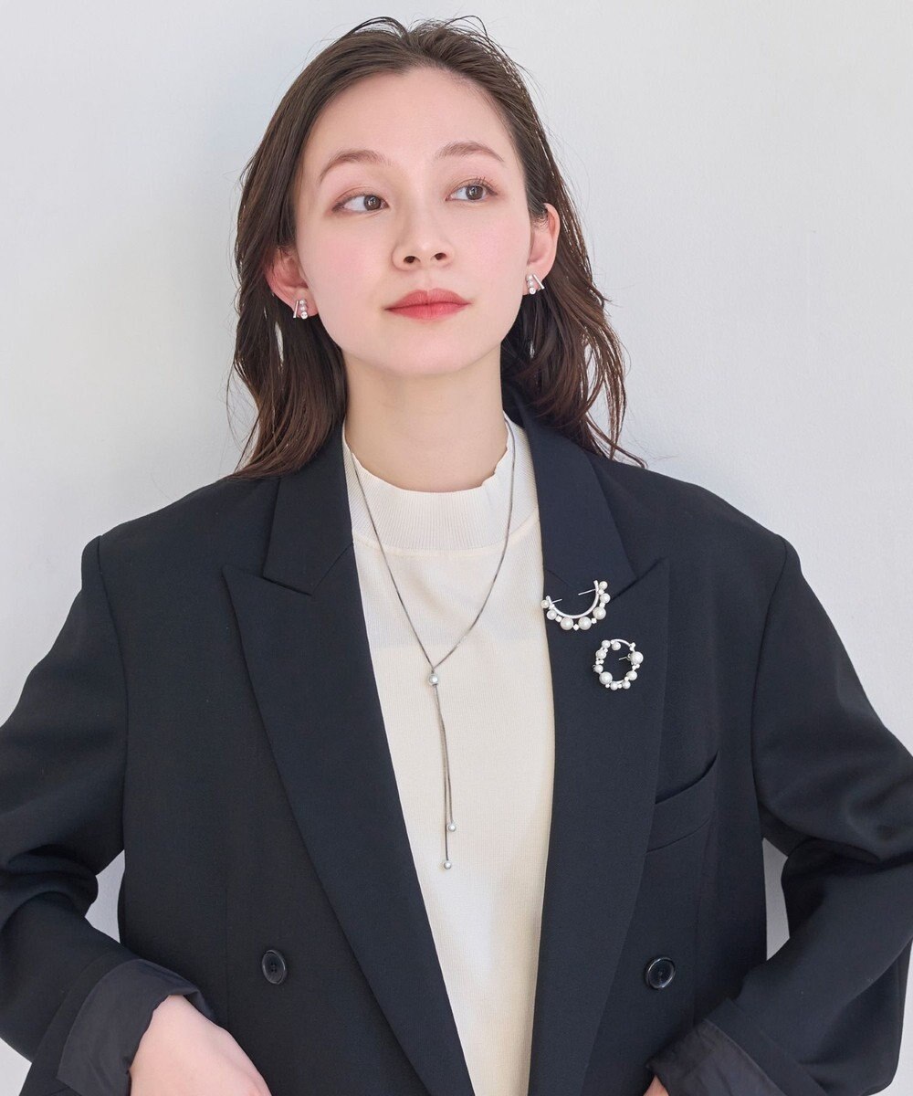 Phoebe フォーマルパールビジューハーフブローチ　シルバー 