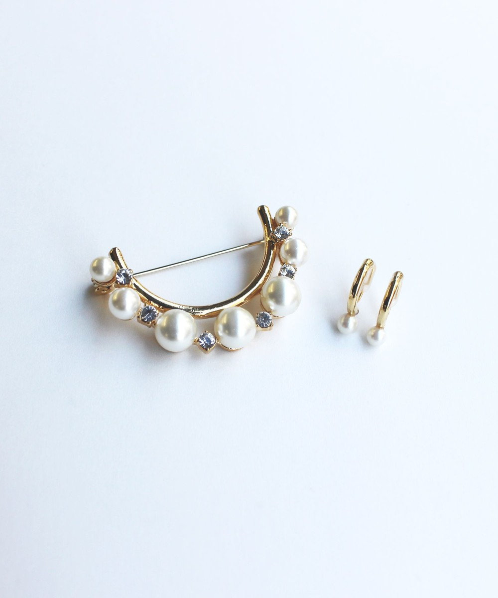 Phoebe <オンワード限定セット>痛くないシリーズ/金属アレルギー対応ソロパールフープライトフィットイヤリング×フォーマルパールビジューハーフブローチ 