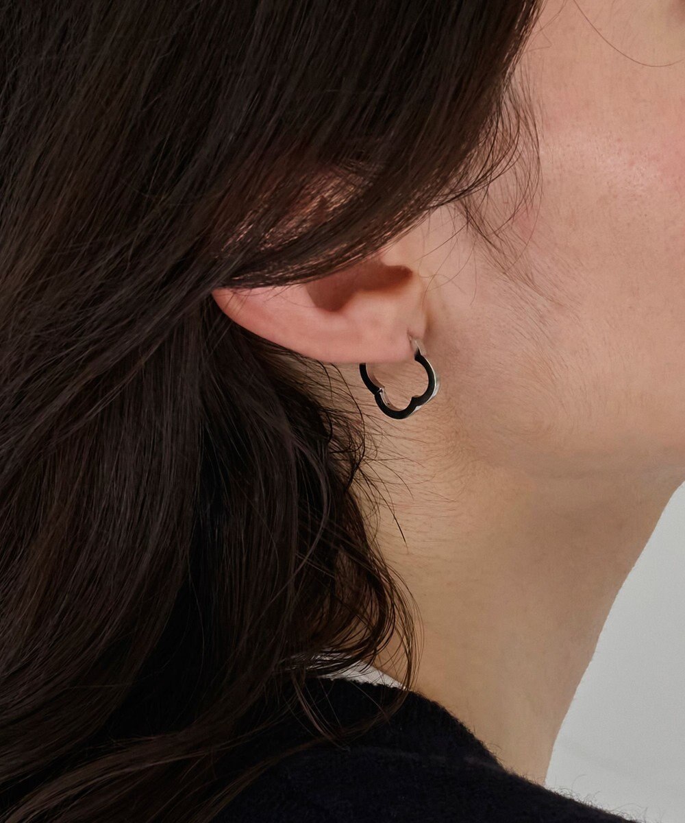 Phoebe 【金属アレルギー対応】フラワーワンタッチフープピアス　シルバー/サージカルステンレス 