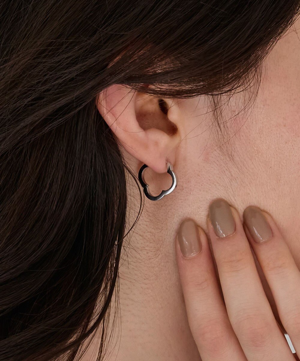 Phoebe 【金属アレルギー対応】フラワーワンタッチフープピアス　シルバー/サージカルステンレス 